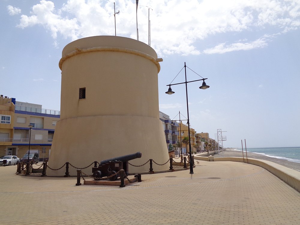 Torre y paseo marítimo